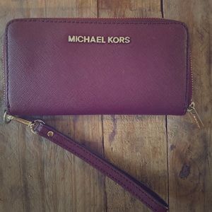 Michael kors wristlet